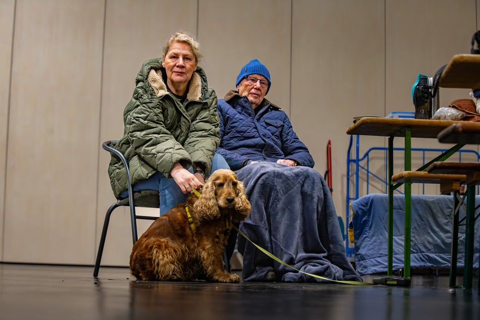 Hündin Nelly wollte das Ehepaar Kerstin und Hans Peter Müller nicht allein zu Hause lassen.