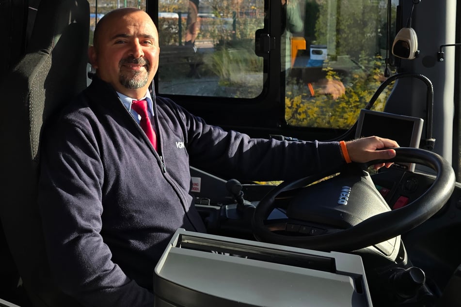 Ahmet Sahin an seinem neuen Arbeitsplatz bei der Verkehrsgesellschaft Meißen mbH.