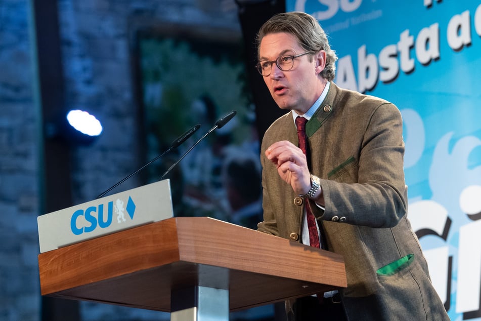 Andreas Scheuer (45, CSU), Bundesminister für Verkehr und digitale Infrastruktur, spricht beim virtuellen politischen Frühschoppen Gillamoos in einer Festhalle.