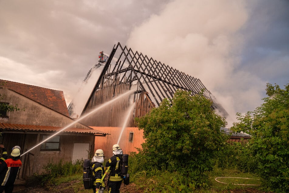 Die Feuerwehr bei der Brandbekämpfung. Die Scheune konnten die Kameraden nicht mehr retten.