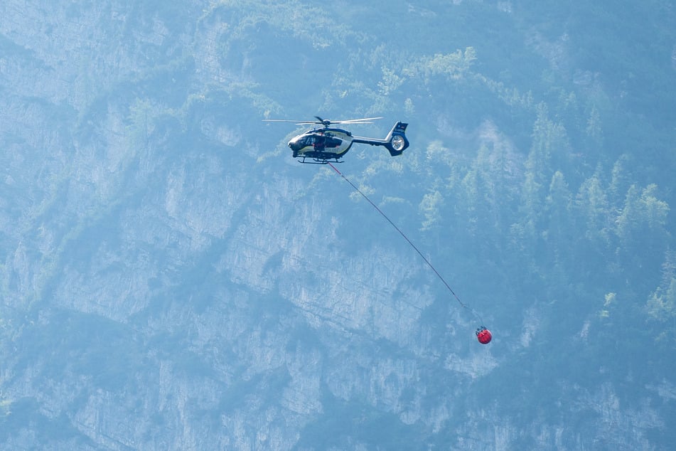 Mit einer Wasserladung fliegt ein Hubschrauber auf den Kranzbergkogel.