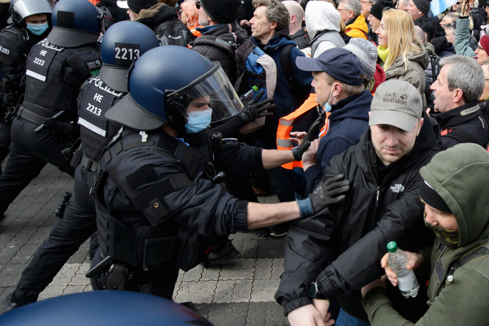 Mehr als 20.000 Anhänger der sogenannten "Querdenker"-Bewegung hatten am Samstag in Kassel demonstriert.