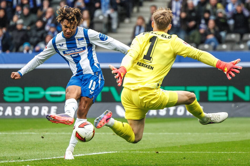 Oluwaseun Adewumi (r.) hatte die größte Chance zur Hertha-Führung auf dem Fuß, scheiterte aus kurzer Distanz aber an Keeper Jonas Kersken.