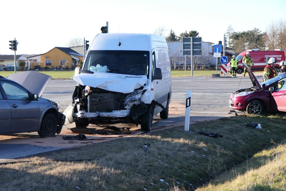 Mit dem weißen Mercedes Sprinter war der Fiat kollidiert, dieser wurde gegen einen Renault geschleudert.