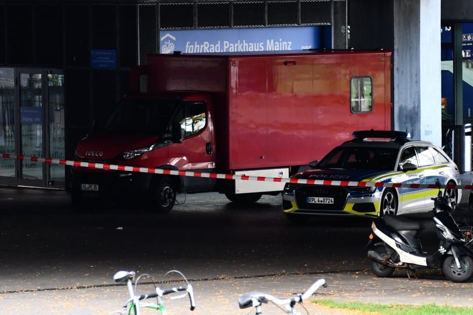 Bahnhofsbesucher hatten den Koffer am frühen Nachmittag im Fahrradparkhaus am Eingang West entdeckt.