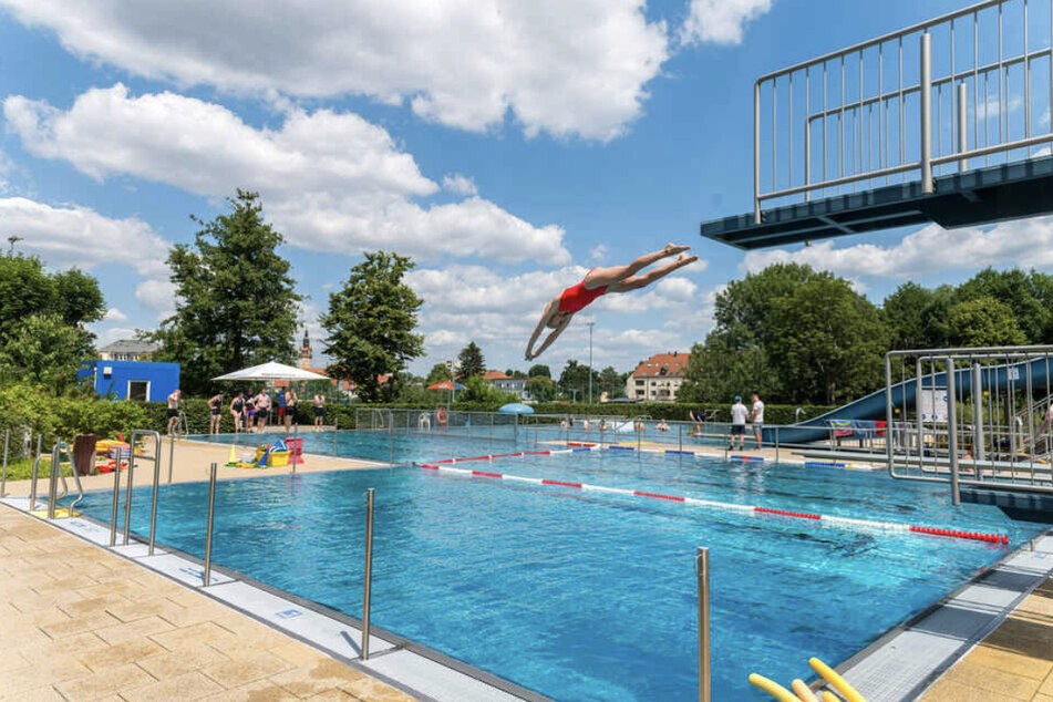 Wer noch einmal den Sprung ins kühle Nass genießen möchte, sollte sich beeilen - wegen der aktuellen Wetterlage werden die sächsischen Freibäder (wie hier das Freibad Cotta) wohl eher schließen.