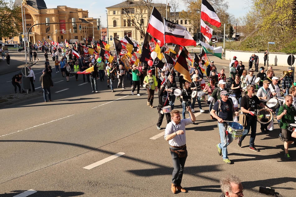 "Reichsbürger"-Szene in Gera auf der Straße: Rund 3000 Menschen unterwegs