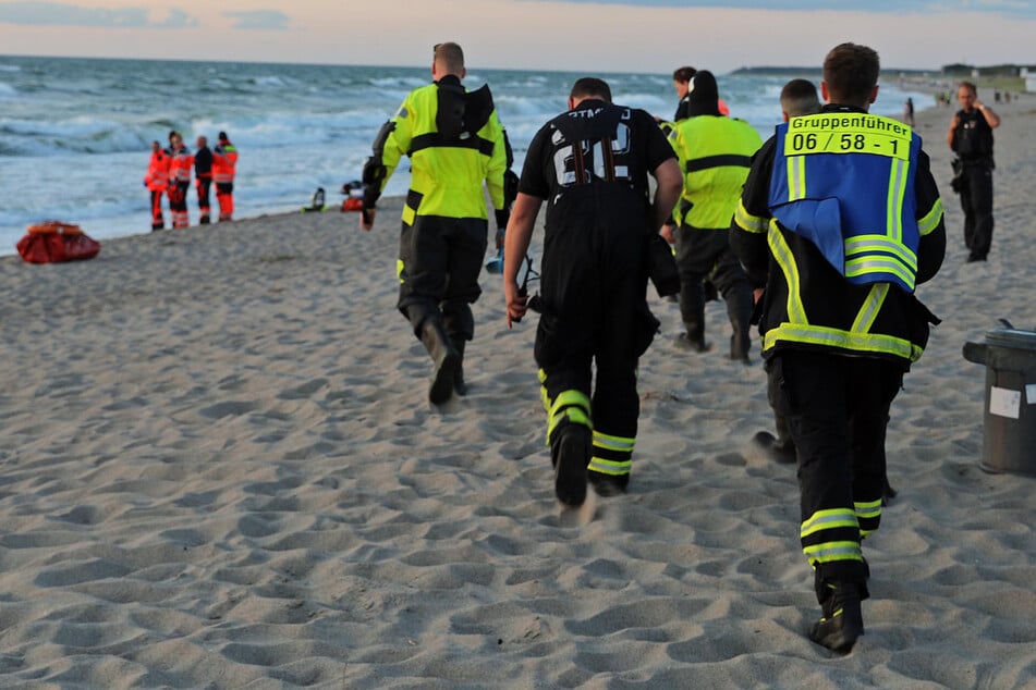 Zahlreiche Einsatzkräfte suchten am Strand von Markgrafenheide nach einem vermissten Mann, der in der Ostsee von einer Strömung erfasst worden war.