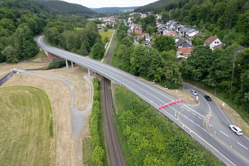 Die Zeller Brücke in Bad König im Odenwald sowie die darunter liegende Bahnstrecke musste wegen Einsturzgefahr bis auf Weiteres komplett gesperrt werden.