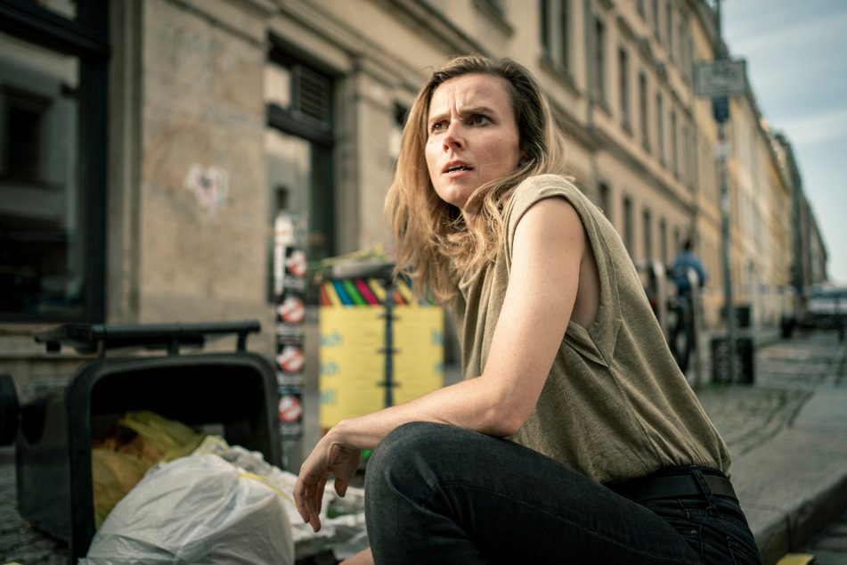 Karin Gorniak (Karin Hanczewski, 40) hofft, im Müll Schnabels Handy zu finden.