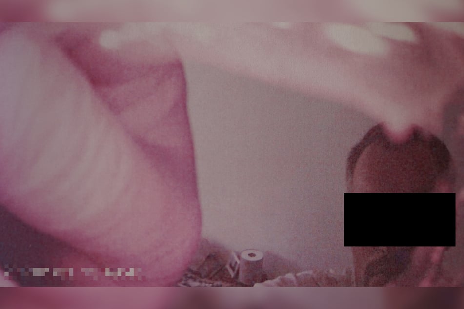 Das Beweisfoto: Marcus K. wurde von der Kamera gefilmt, als er das Gerät im Schlafzimmer seiner Ex montierte.