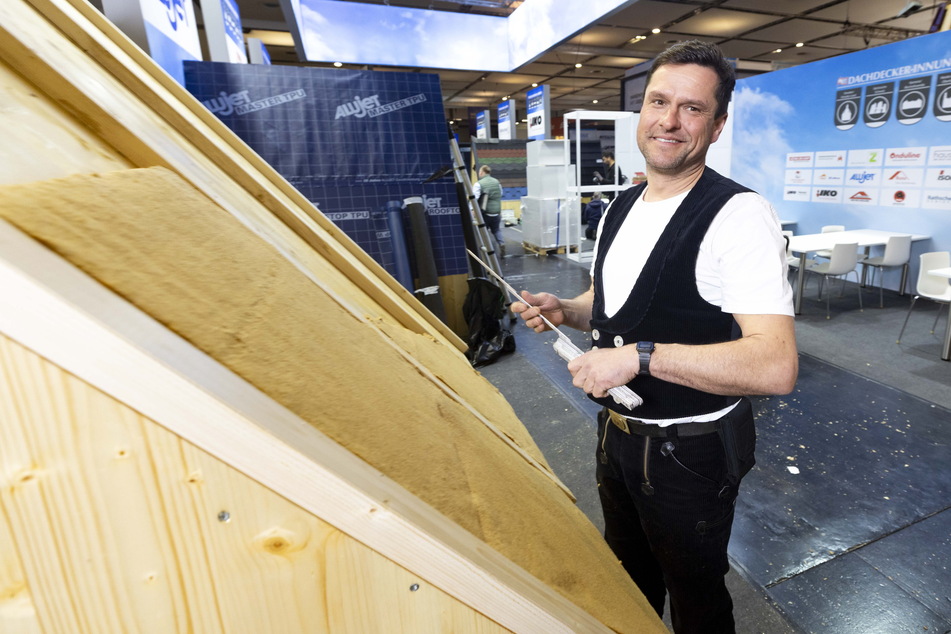 Dachdeckermeister Johannes Hartwich (46) hilft beim Aufbau des Messestands.