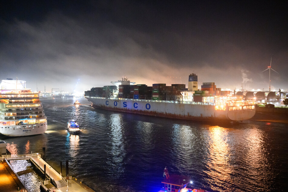 Das Containerschiff "Cosco Pride" fährt auf der Elbe vor dem Container-Terminal Tollerort im Morgennebel.