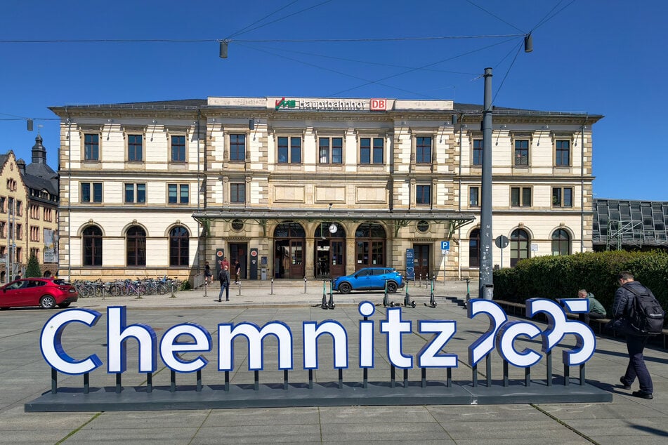 Mann am Chemnitzer Hauptbahnhof kontrolliert: Polizei findet mehrere Messer und Drogen