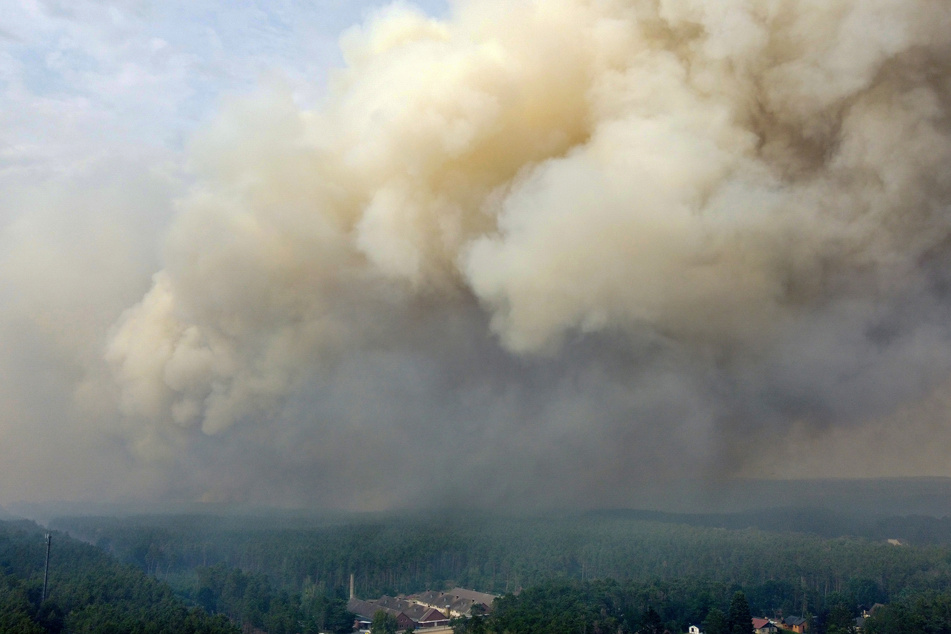 Nach einem Waldbrand in Beelitz mit riesigen Rauchschwaden, qualmt es wieder in Brandenburg. (Archivbild)