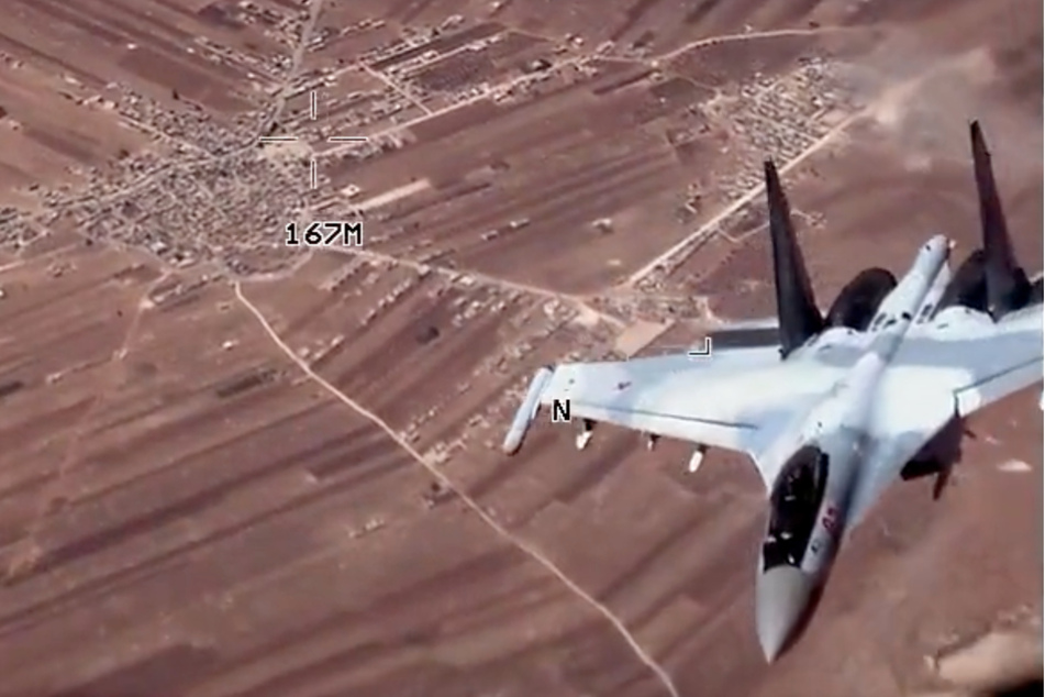 Eine russische Suchoi Su-35 kommt einer Reaper-Drohne gefährlich nahe.