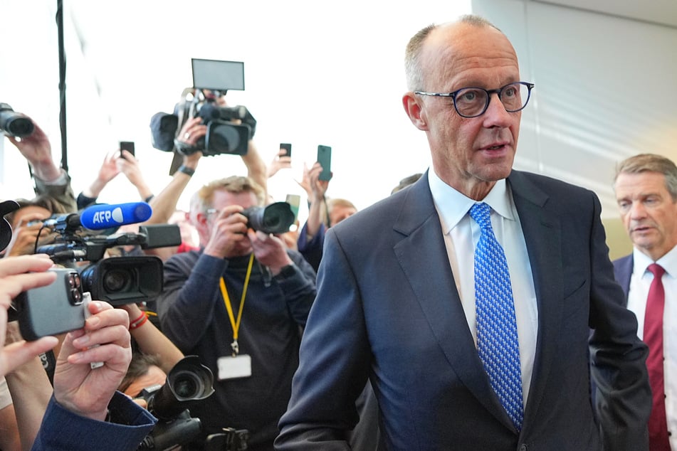 Der designierte Bundeskanzler Friedrich Merz (69, CDU) verlässt im Bundestag bei der Kanzlerwahl das Unions-Fraktionsbüro.