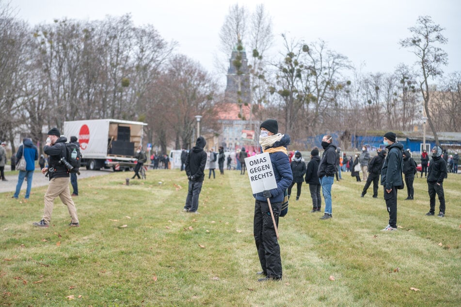 Auch Gegenprotestler formierten sich gegen die Querdenker.