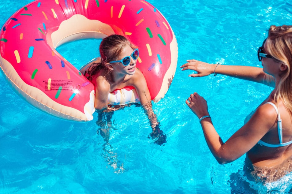 Auf ins kühle Nass in einem Freibad in Deiner Nähe. (Symbolbild)