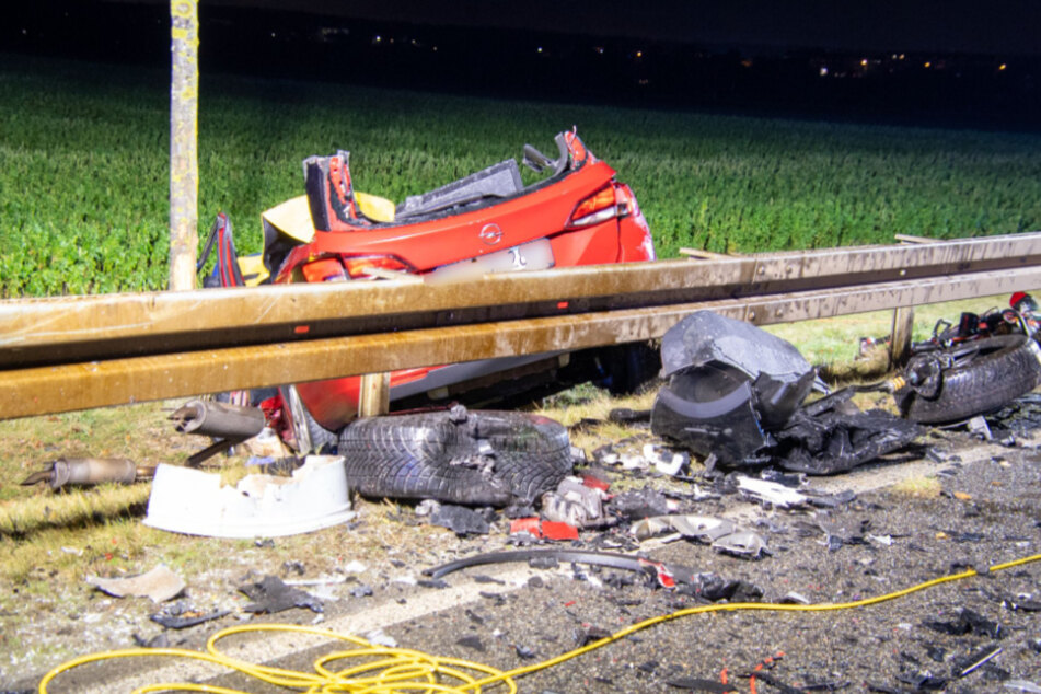 Das Auto wurde bei dem Crash in mehrere Einzelteile zerrissen.