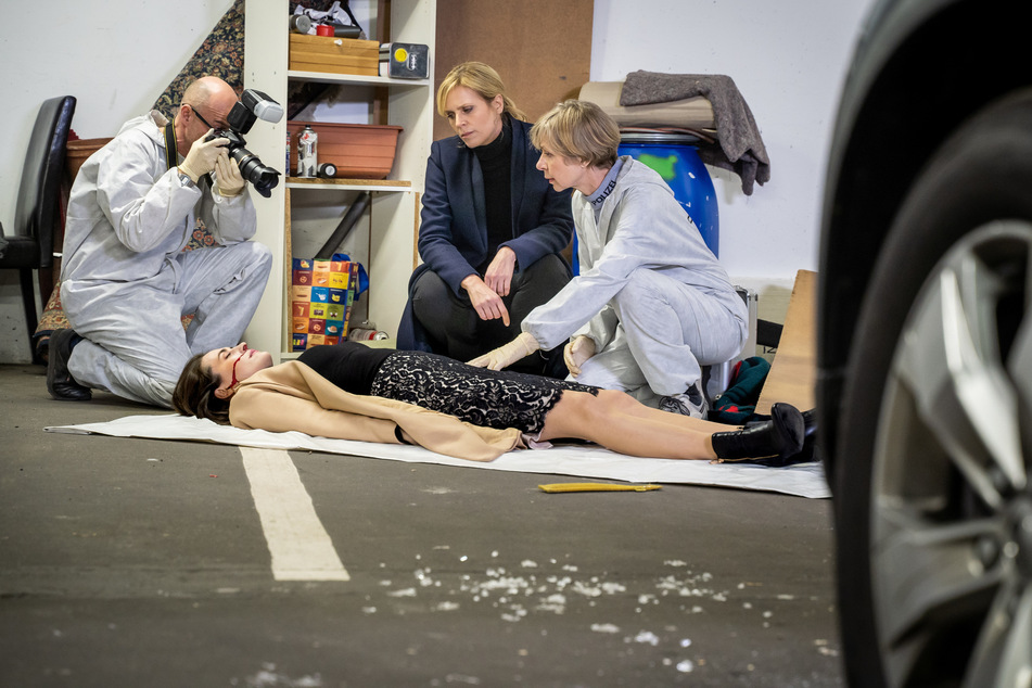 Rechtsmedizinerin Prof. Dr. Sabine Rossi (r.) geht nicht von einem Unfall aus.