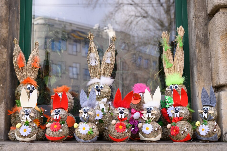 Osterhasen als Dekoration stehen bei einem Dresdner Blumenladen im Schaufenster. Der Handelsverband Sachsen befürchtet, dass die Osterware der Einzelhändler größtenteils nicht verkauft werden kann.