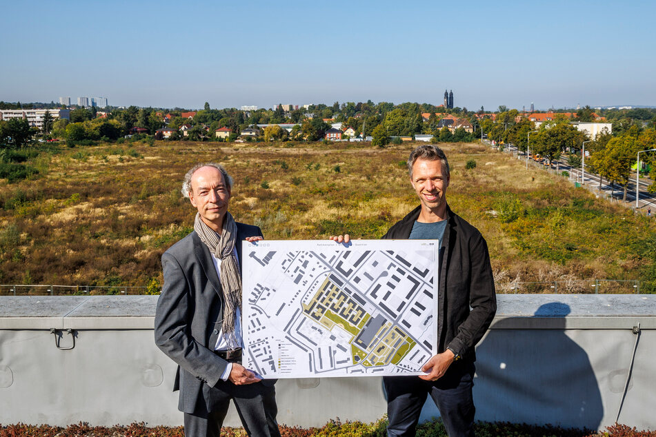 Blick vom Dach des Otto-Dix-Center (ODC) auf die Brachfläche, wo ein Großteil des neuen Quartiers entstehen soll. Stadtplaner Falko Wendler (55, l.) und Architekt Carsten Otto (49) zeigen die Pläne.