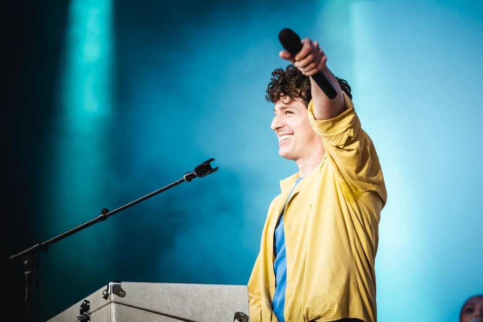 Gut gelaunt interagierte Charlie Puth am Sonntag mit seinen Fans, animierte sie immer wieder zum Mitsingen und war sichtlich begeistert, wenn es gut klang.