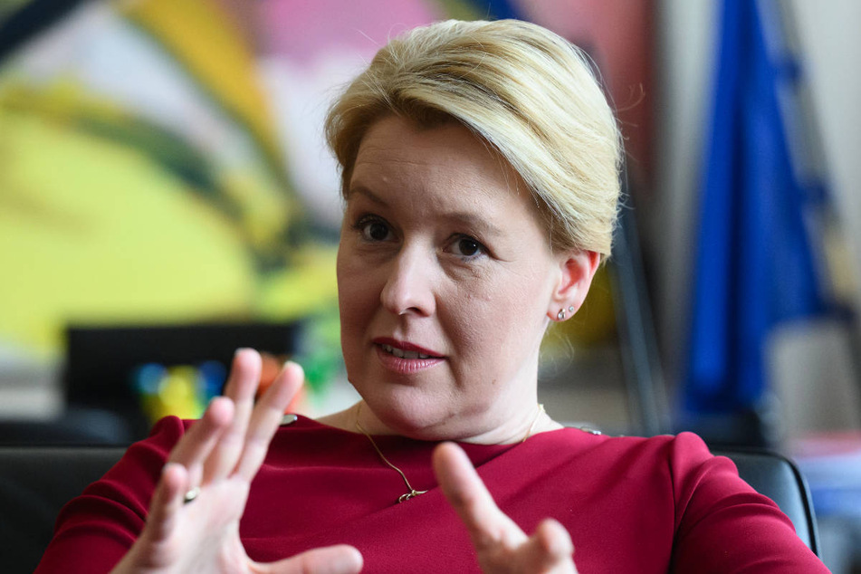 Berlins Regierende Bürgermeisterin Franziska Giffey (44, SPD) hat bereits in der ersten Julihälfte einen Maßnahmenkatalog zur Einsparung von Strom und Gas in der Verwaltung in Aussicht gestellt.