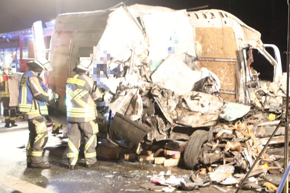 Von dem Transporter blieb nach dem folgenschweren Unfall auf der A3 in Bayern nur ein Wrack übrig. Zwei Menschen sind ums Leben gekommen.