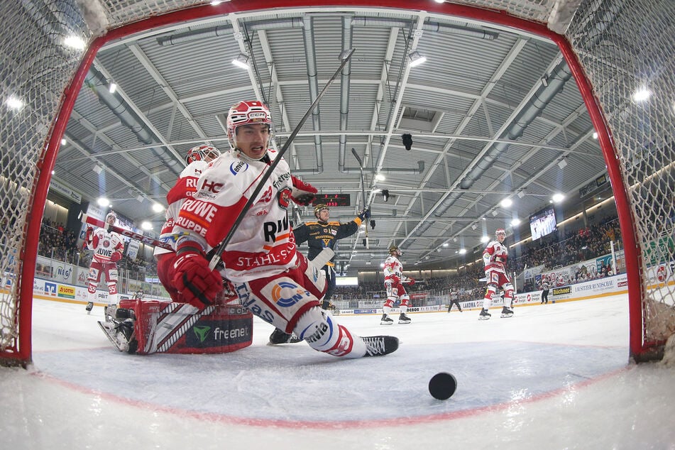 Tim McGauley (30) schaute bei den Füchsen dem über die Linie trudelnden Puck zu. Die Eispiraten befinden sich in der Abwärtsspirale.