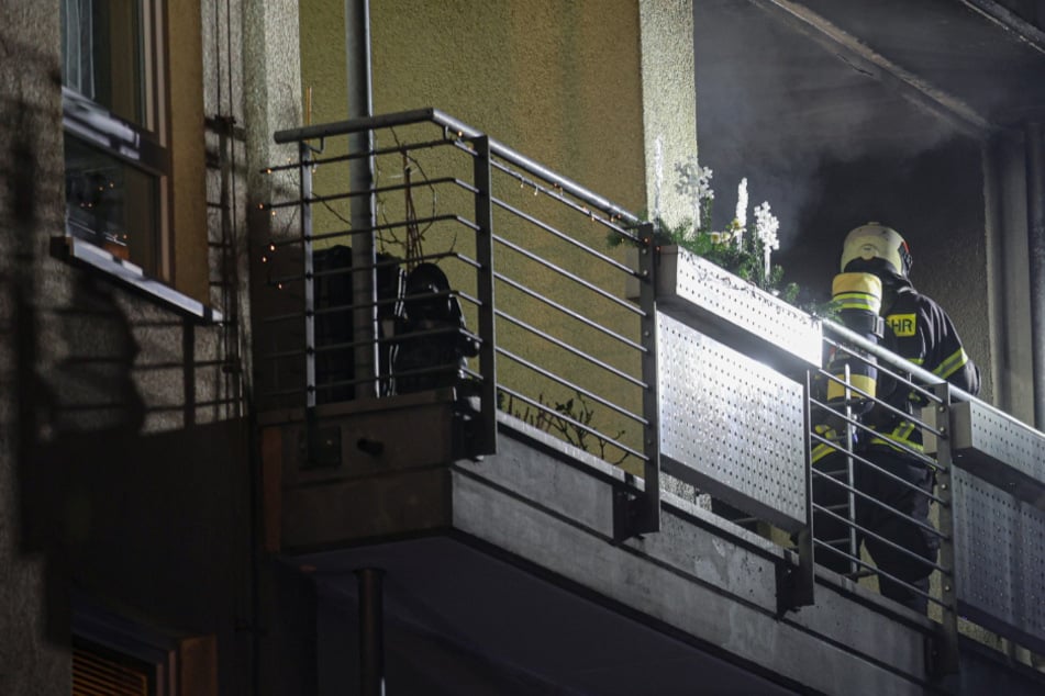 Bei Löscharbeiten: Feuerwehr macht schrecklichen Fund in Wohnkomplex