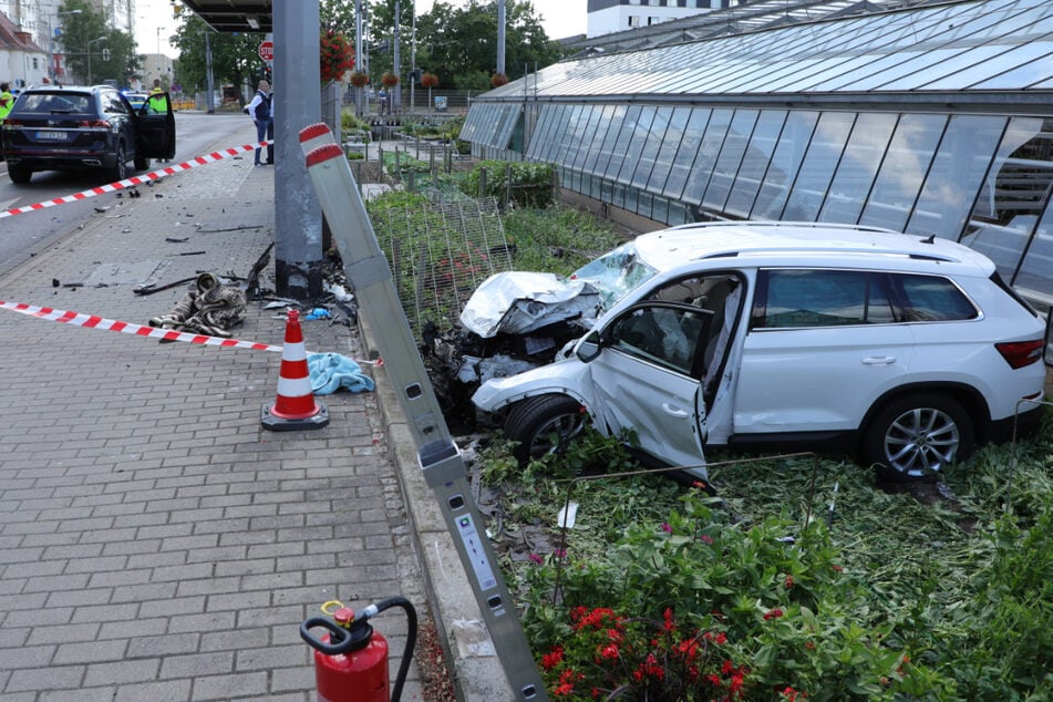 Auto kracht in Gärtnerei in Leuben, Fahrer schwer verletzt