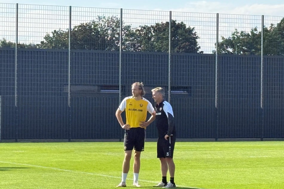 Der Defensivanker spulte mit Athletiktrainer Matthias Grahé (56, r.) ein individuelles Programm ab.