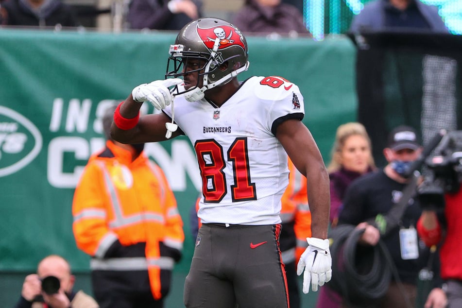 Tampa Bay Buccaneers release Antonio Brown after Sunday's mid-game