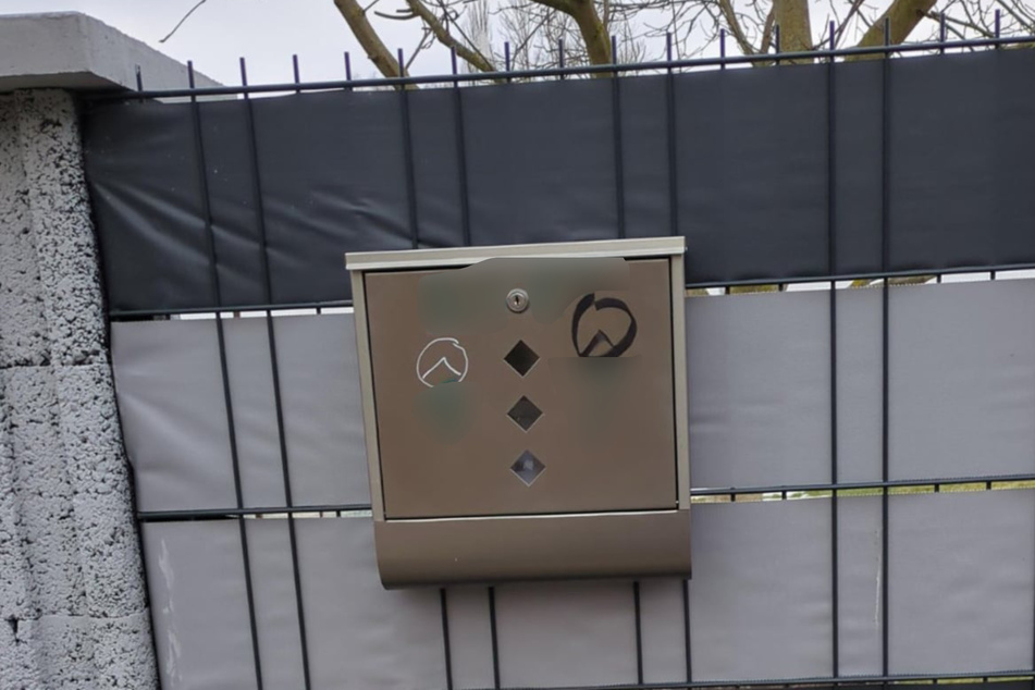 Auch Briefkästen und Schilder wurden mit Zeichen der Identitären Bewegung verunstaltet.