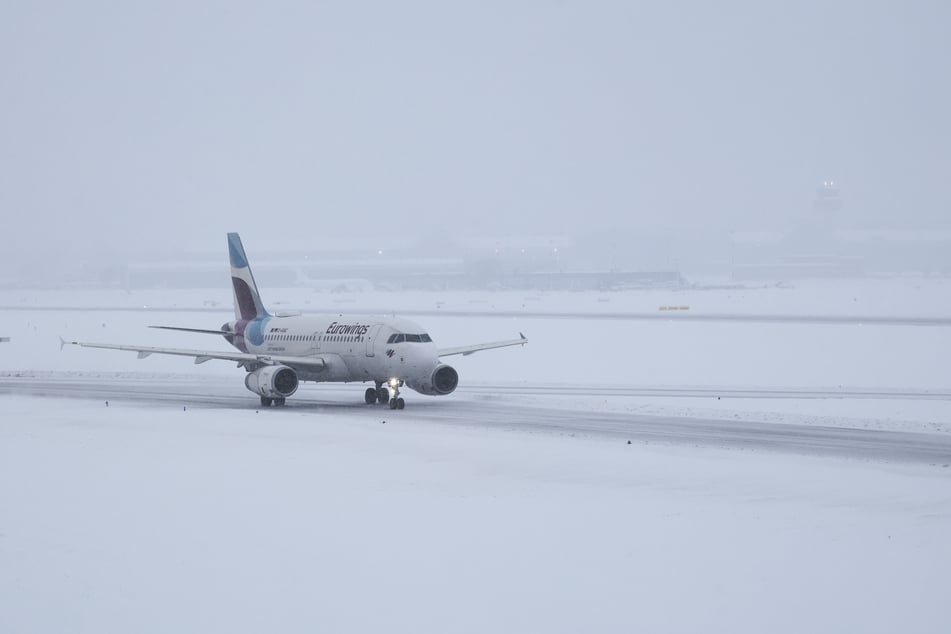 Das Winterwetter macht auch vor dem Hamburger Flughafen nicht Halt.