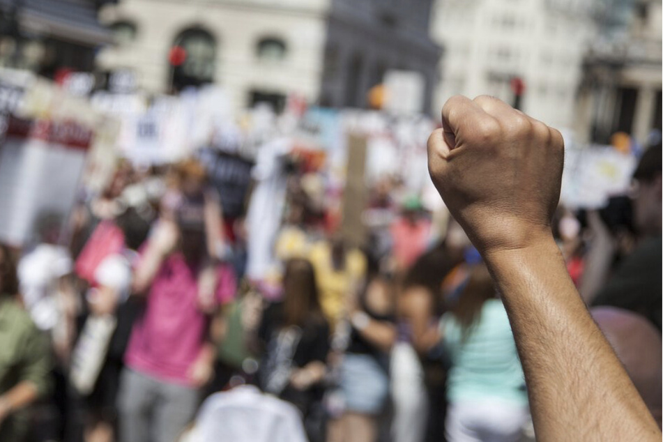 Gegen einen Demo-Aufzug der "Bürgerbewegung Leipzig" regte sich am Montag heftiger Gegenprotest.