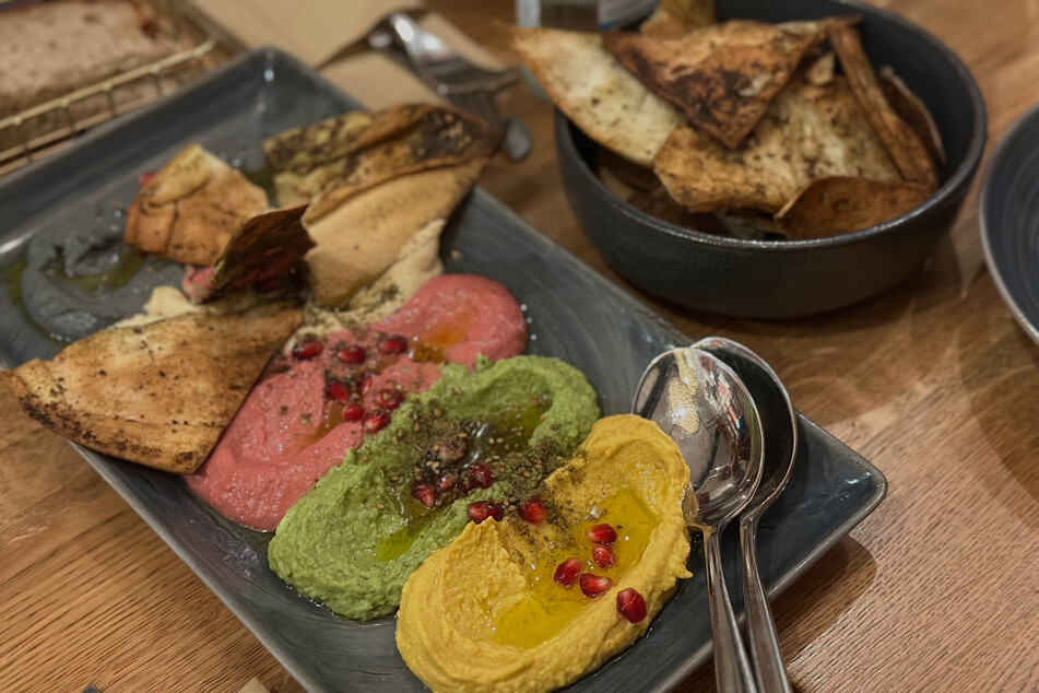 Als erstes präsentierte Geha Brando seinen "Rainbow Humus". TAG24-Favorit ist der "Golden Hummus" (r.) aus Kichererbsen Tahini, Curry, Kurkuma und Süßkartoffel.
