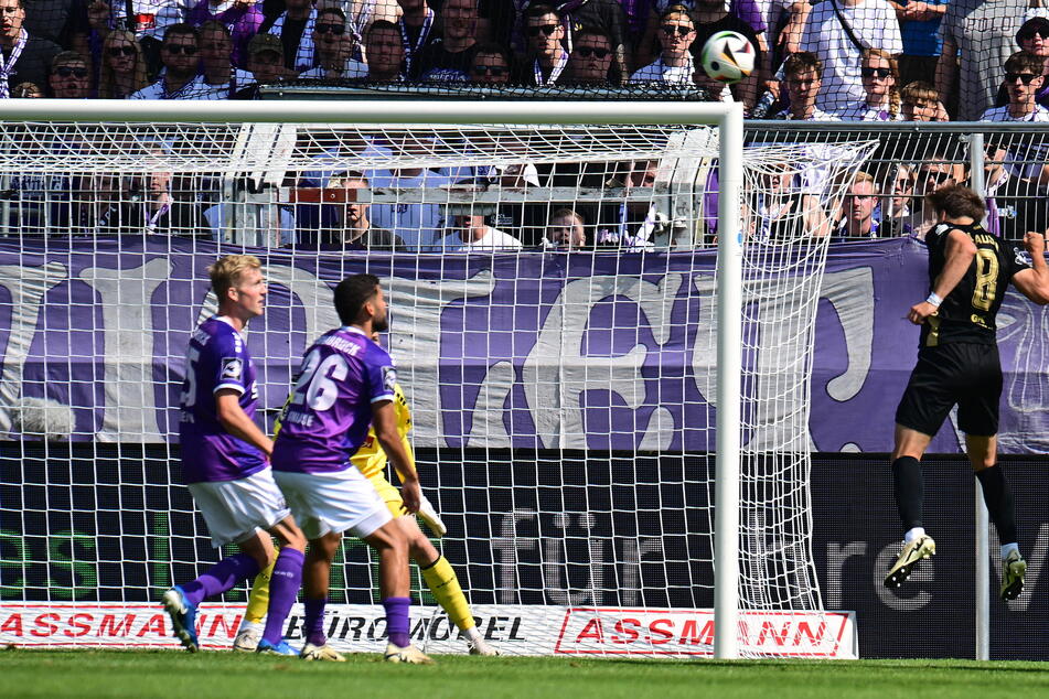 Da stieg Mika Clausen (22, r.) hoch und köpfte die Kugel im hohen Bogen ins Netz. Er brachte mit dem Tor zum 1:0 den FCE auf die Siegerstraße.