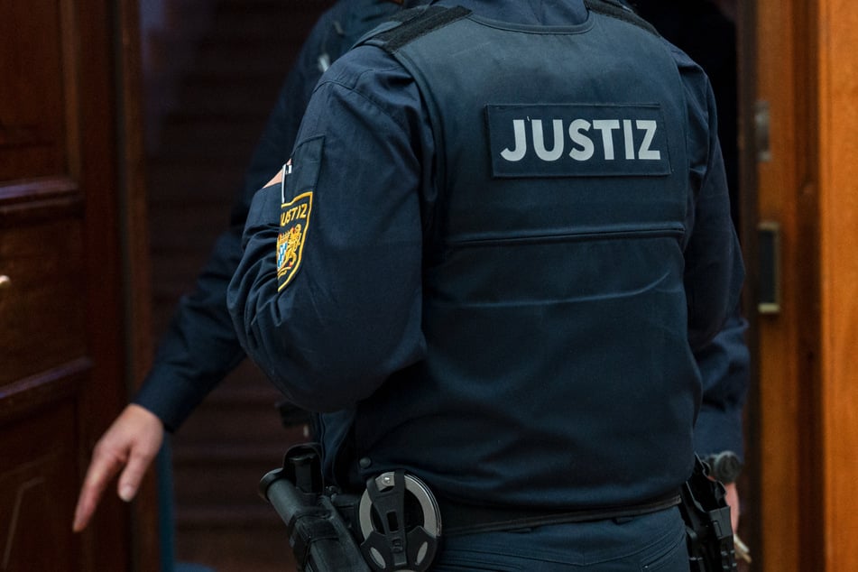 Vater verkauft Tochter (16): Clan wegen Menschenhandels vor Gericht