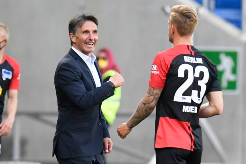 Bruno Labbadia (54) klatscht mit Arne Maier (21) nach dem 3:0 in Hoffenheim ab.