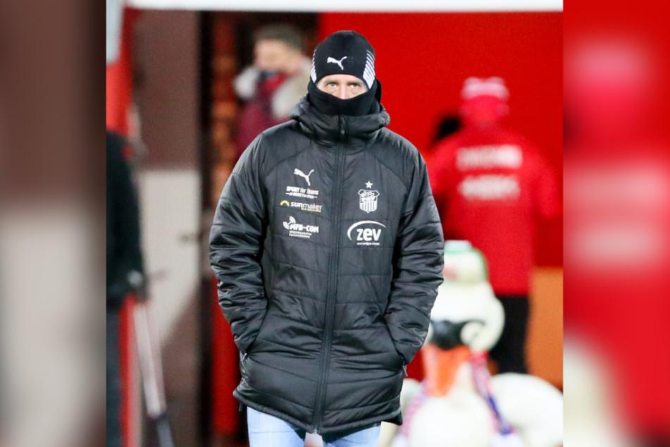 Kein schöner Abend: Bei eisigen Temperaturen konnte sich FSV-Coach Joe Enochs auch nicht am Spiel erwärmen.