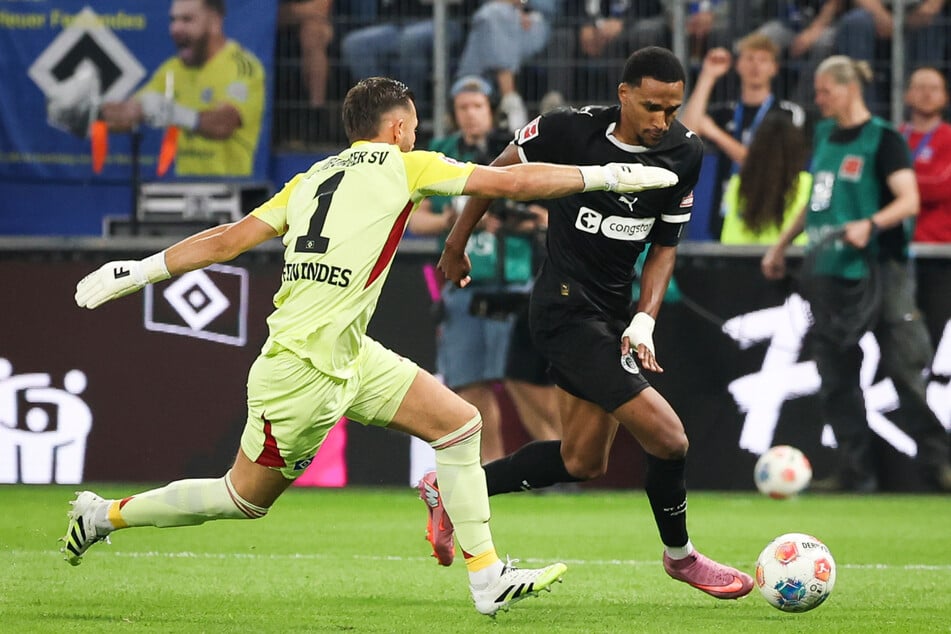St. Paulis Stürmer Andréas Hountondji (23, r) umkurvt HSV-Keeper Daniel Heuer Fernandes (32) und erzielt das 2:0.