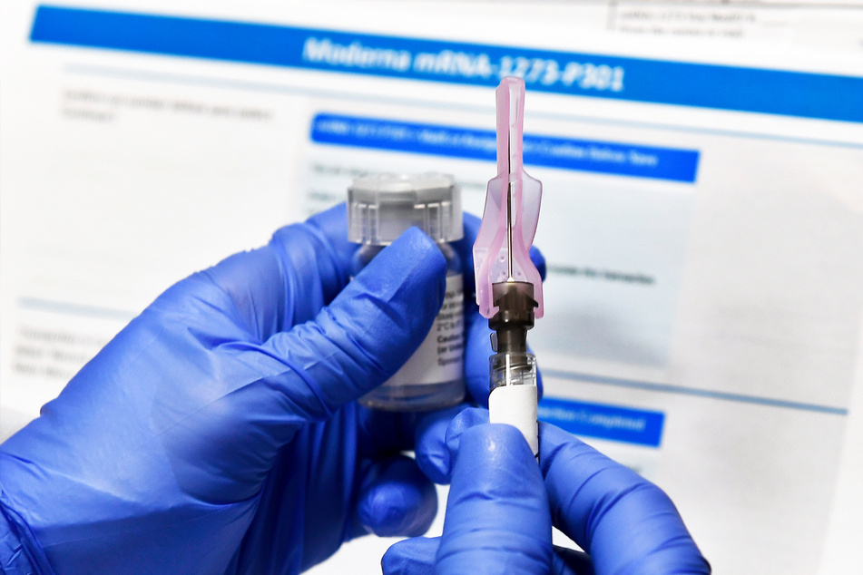 Eine Krankenschwester bereitet eine Spritze mit einem Impfstoff der US-Biotech-Firma Moderna gegen Covid-19 vor.