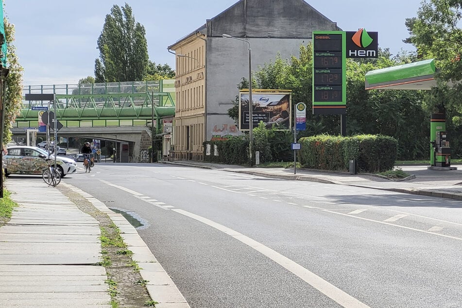 Die Straße befindet sich in der Nähe des S-Bahnhofs.