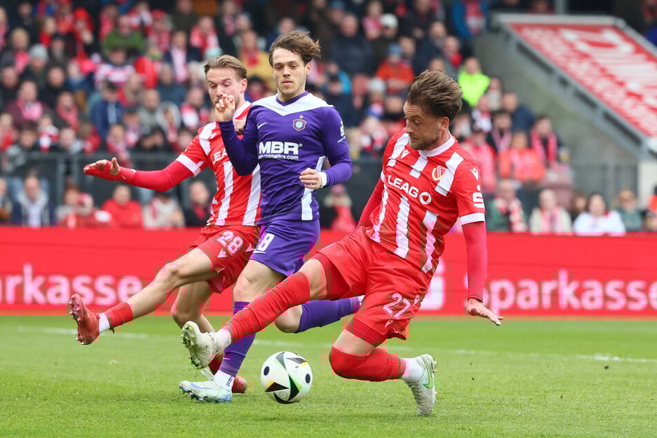 Abwehrrecke Dennis Slamar (30, r.) war bis zum 33. Spieltag unumstrittene Stammkraft und hat ein Arbeitspapier für die 3. Liga.