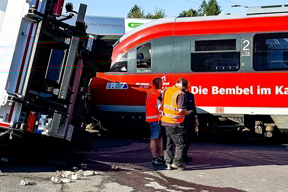Laut Feuerwehr und Polizei wurde bei dem Unfall in Mömbris-Strötzbach niemand verletzt. Der Lastwagenfahrer erlitt einen Schock.