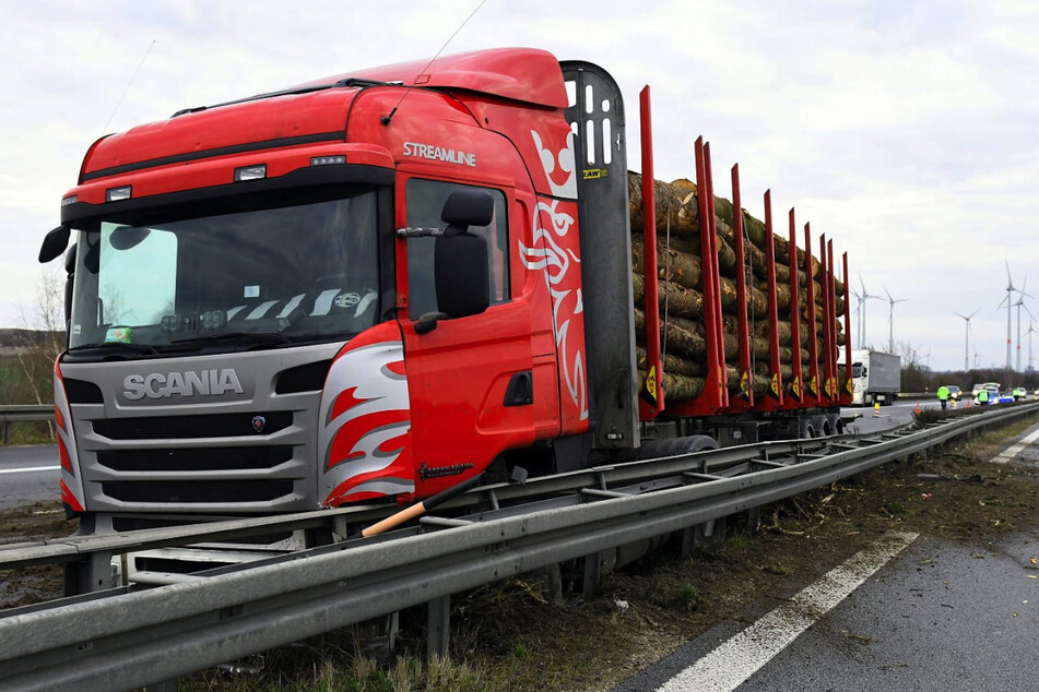 Zur Bergung des Holztransporters wurde die A4 zeitweise gesperrt.