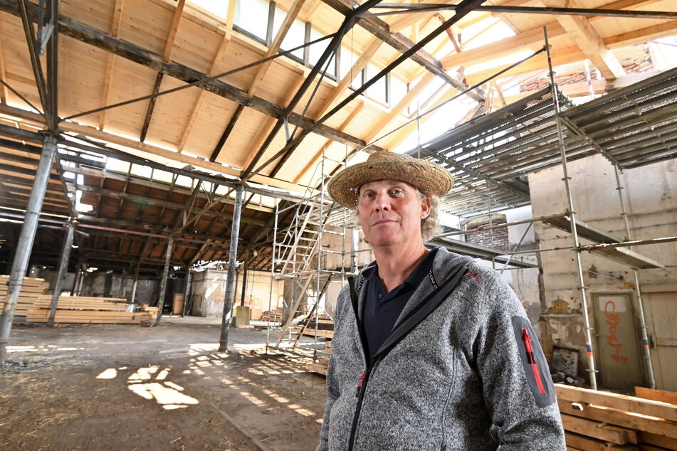 Investor Klaus Marte (55) ließ im alten Bahnwagenwerk verrottete Dachbalken durch neue ersetzen und bekam deshalb Ärger mit der Baubehörde.